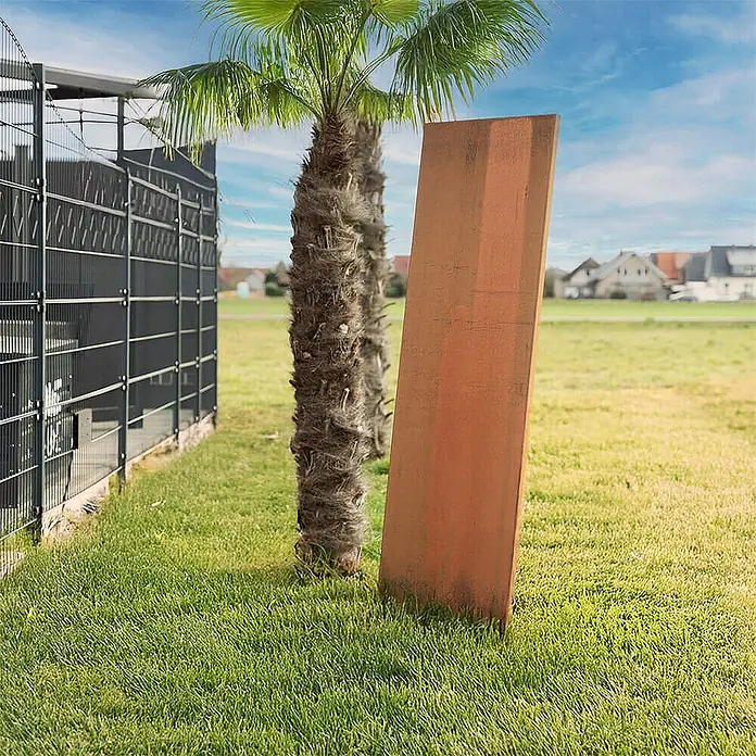 Home Deluxe Sichtschutzelement AURA 180 x 50 cm - B x H: 50 x 180 cm, Rost - Rostfarbene Cortenstahlplatte, ein hohes rechteckiges Sichtschutzpanel für den Außenbereich im Gras.