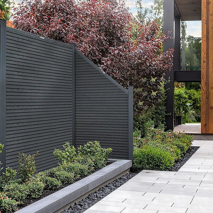 Home Deluxe Sichtschutzelement CALLADO PREMIUM Paneele: Horizontal - Verbundwerkstoff, Anthrazit - Dunkelgrauer Gartenzaun aus Verbundwerkstoff mit Lamellen und diagonalem Oberteil.