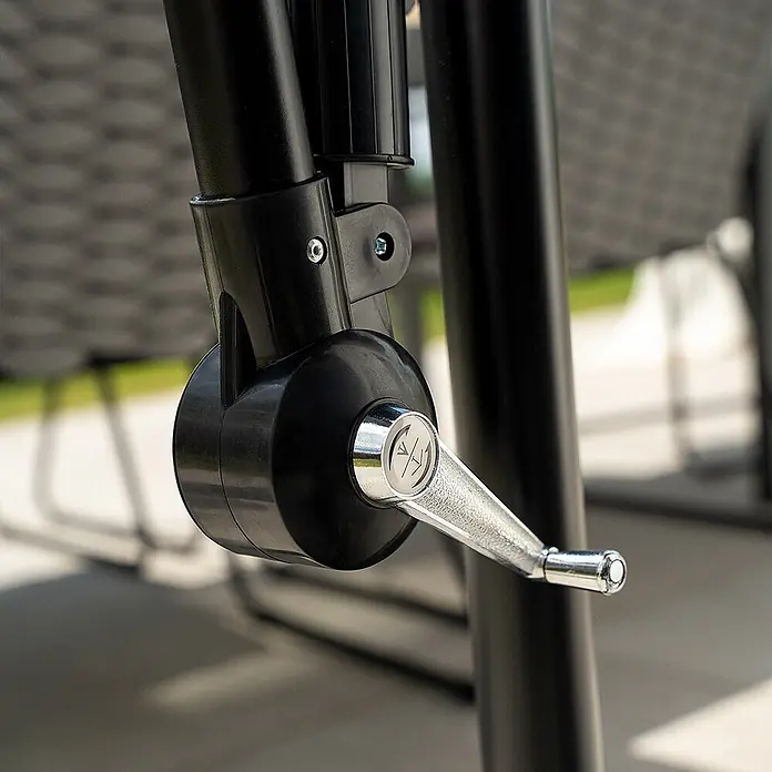 Home Deluxe Ampelschirm SOLANA - Anthrazit - Nahaufnahme eines schwarzen Sonnenschirmmastes mit silberner Kurbel und Mechanismus zur einfachen Verstellung.
