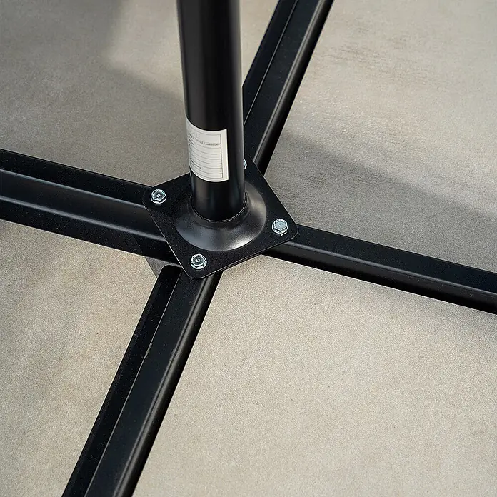 Home Deluxe Ampelschirm SOLANA - Anthrazit - Schwarzes Metall-X-Basisgestell mit einer zentralen aufrechten Stange, sicher am Rahmen verschraubt.