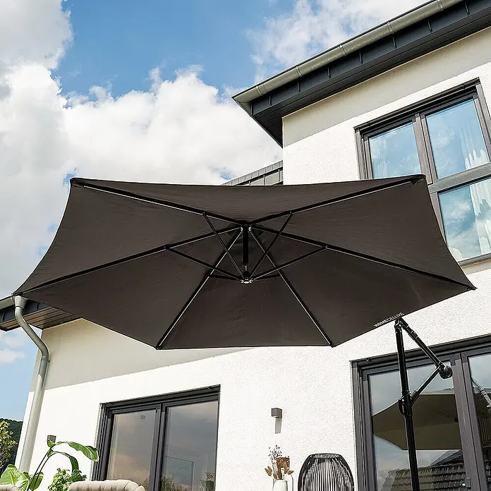 Home Deluxe Ampelschirm SOLANA - Anthrazit - Dunkelgrauer rechteckiger Sonnenschirm mit schwarzem Gestell, geöffnet und spendet Schatten im Freien.
