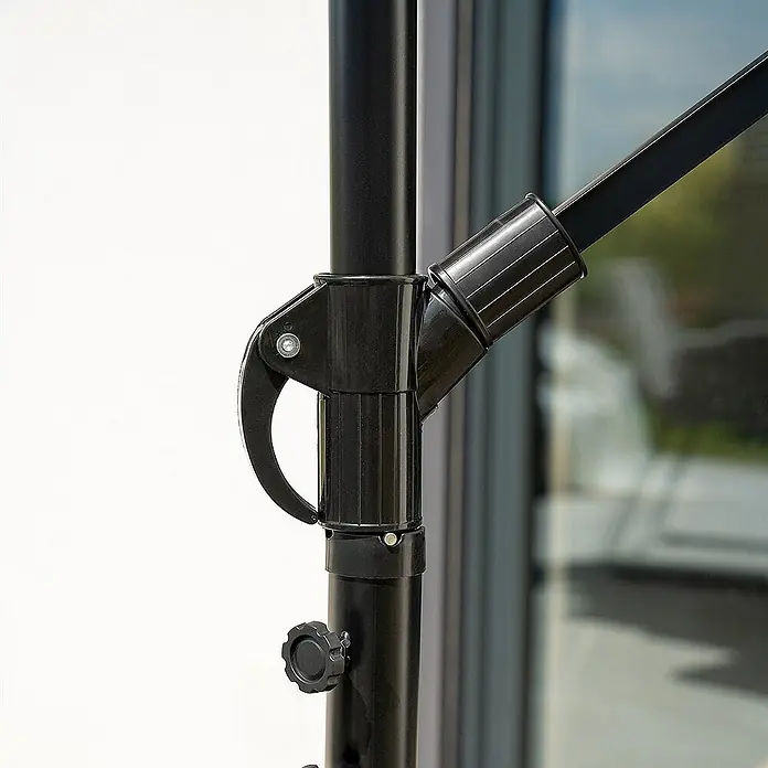 Home Deluxe Ampelschirm SOLANA - Anthrazit - Nahaufnahme des schwarzen Verstellmechanismus eines Sonnenschirms, mit Neigungshebel und sternförmigem Höhenknopf.