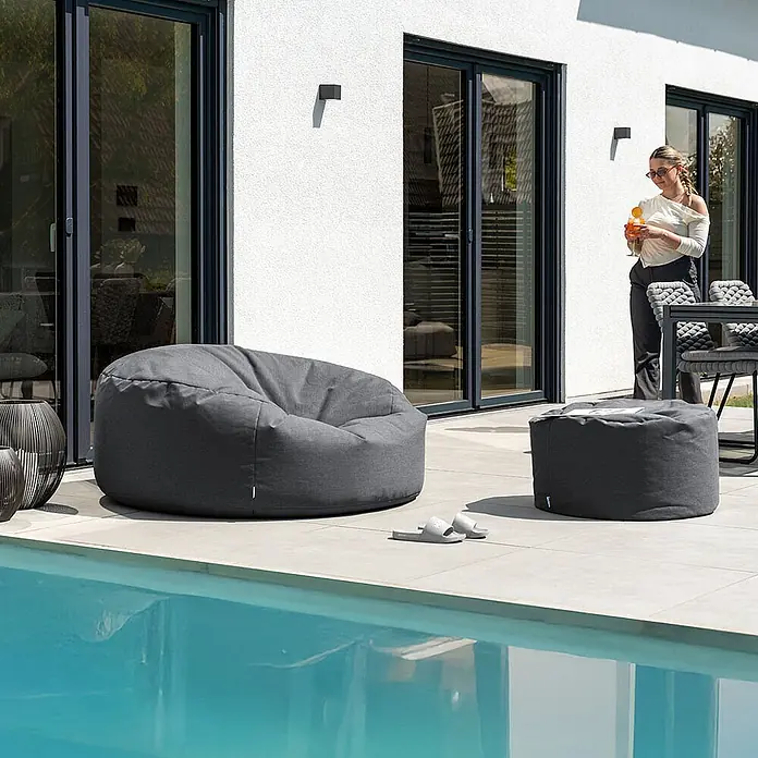 Home Deluxe Gartenhocker CLOUD Pouf Hocker-Set - Anthrazit, B x T x H: 140 x 140 x 40 cm - Grauer Outdoor-Sitzsack und Hocker am Pool, ideal zum Entspannen.