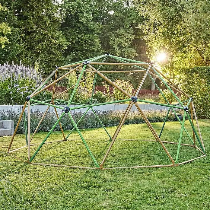 Home Deluxe Klettergerüst MATTI - Grün Bronze - Klettergerüst in Geodätischer Kuppelform aus grünem und braunem Metall auf Rasen im Garten für Kinder zum Spielen.