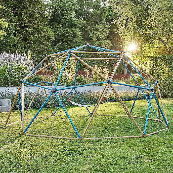 Home Deluxe Klettergerüst MATTI inkl. Zelt und Schaukel - 305 x 305 x 150 cm, Grün Bronze - Blau-goldenes Geodätisches Klettergerüst mit Schaukel in einem sonnigen Garten.