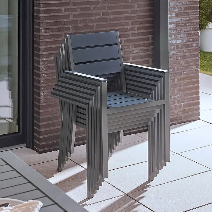 Home Deluxe Gartenstuhl MADERA - 3er Set - Stapelbar, Hellgrau / Anthrazit, B x T x H: 56,6 x 57,5 x 85 cm - Stapelbare Outdoor-Sessel mit grauem Metallrahmen und dunkelgrauen Lamellen auf einer Terrasse.