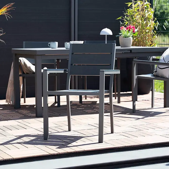 Home Deluxe Gartenstuhl MADERA - 3er Set - Stapelbar, Hellgrau / Anthrazit, B x T x H: 56,6 x 57,5 x 85 cm - Dunkelgrauer Metall-Gartenstuhl mit Armlehnen, Teil eines Essplatzes im Freien auf einer Terrasse.