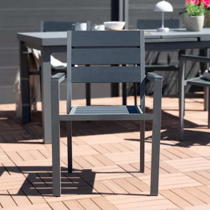 Home Deluxe Gartenstuhl MADERA - 3er Set - Stapelbar, Hellgrau / Anthrazit, B x T x H: 56,6 x 57,5 x 85 cm - Ein dunkelgrauer Latten-Terrassenstuhl mit hellgrauem Rahmen, Teil eines Outdoor-Esssets auf Fliesenboden.