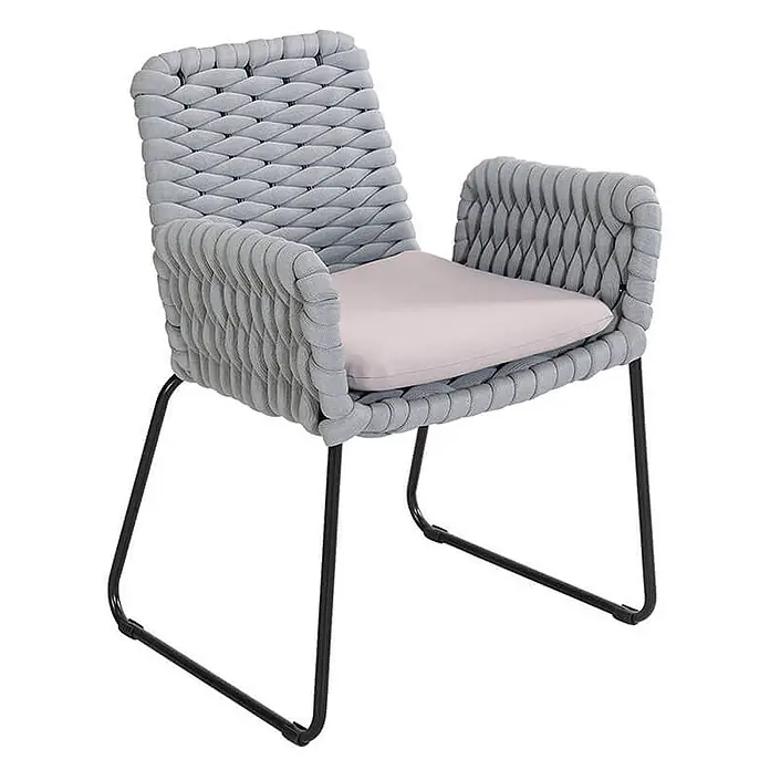 Home Deluxe Gartenstuhl mit Armlehnen BALERO - 7er Set - Pulverbeschichtet, Hellgrau, B x T x H: 63 x 62 x 85 cm - Hellgrauer geflochtener Sessel mit hellrosa Kissen und schwarzen Metallbeinen.