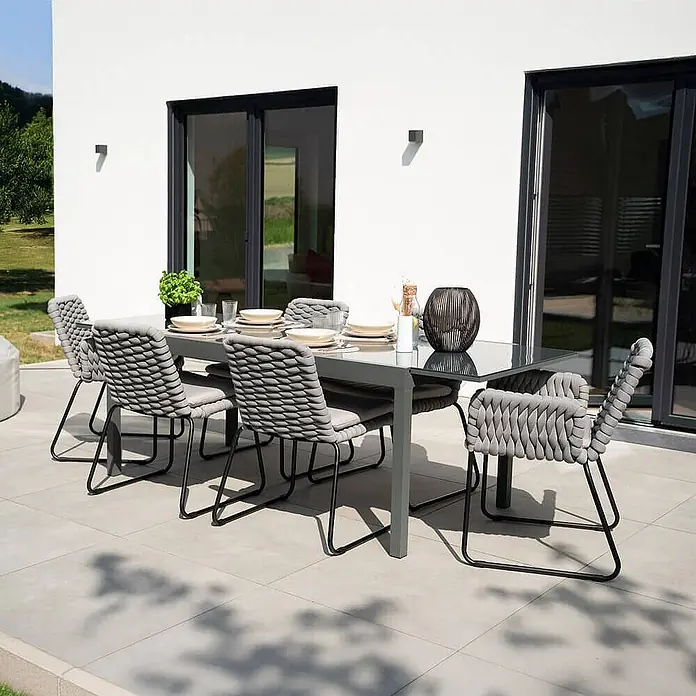 Home Deluxe Gartenstuhl mit Armlehnen BALERO - 7er Set - Pulverbeschichtet, Hellgrau, B x T x H: 63 x 62 x 85 cm - Graues Outdoor-Essgruppe: Glastisch und sechs Stühle mit Seilgeflecht, ideal für die Terrasse.