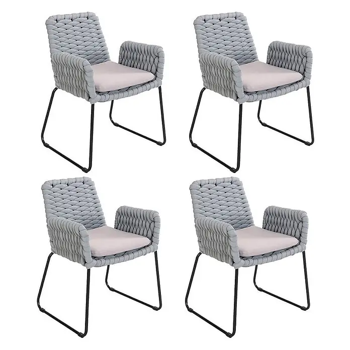 Home Deluxe Gartenstuhl mit Armlehnen BALERO - 4er Set - Pulverbeschichtet, Hellgrau - Vier hellgraue Sessel mit geflochtenem Bezug, hellen Kissen und schwarzen Metallbeinen.