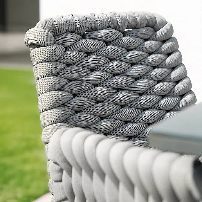 Home Deluxe Gartenstuhl mit Armlehnen BALERO - 7er Set - Pulverbeschichtet, Hellgrau, B x T x H: 63 x 62 x 85 cm - Graue geflochtene Rückenlehne und Armlehne eines Outdoor-Stuhls mit feinem Textur-Muster.