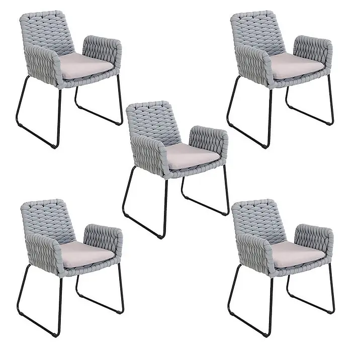 Home Deluxe Gartenstuhl mit Armlehnen BALERO - 5er Set - Pulverbeschichtet, Hellgrau, B x T x H: 63 x 62 x 85 cm - Fünf graue Sessel mit Seilgeflecht, hellen Kissen und schwarzen Metallbeinen.