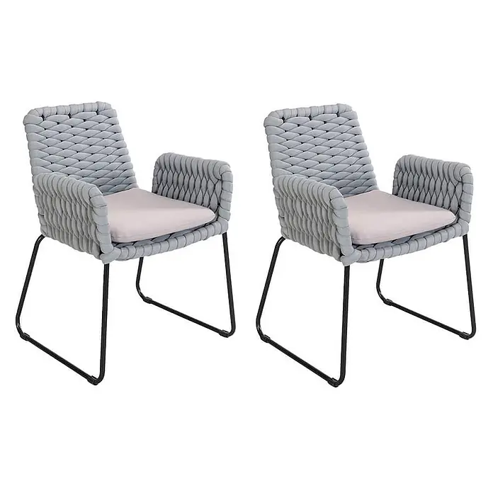 Home Deluxe Gartenstuhl mit Armlehnen BALERO - 2er Set - Pulverbeschichtet, Hellgrau, B x T x H: 63 x 62 x 85 cm - Zwei hellgraue Sessel aus geflochtenem Seil mit beigefarbenen Kissen und schwarzen Kufengestellen.