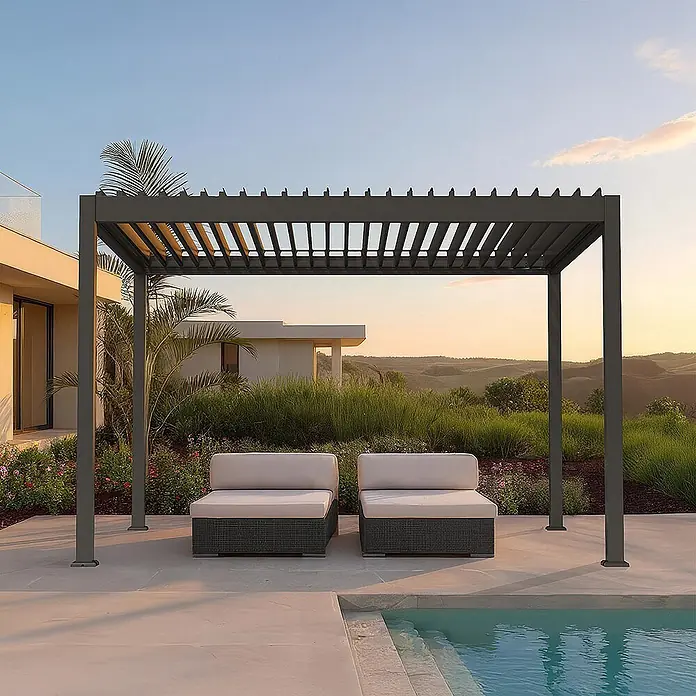 Home Deluxe Pergola FAYLA - Anthrazit - Farbe Gestell: Anthrazit, Aluminium - Dunkelgraue Metallpergola beschattet zwei Loungesessel am Pool im Außenbereich.