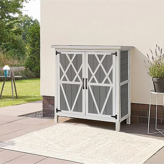 Home Deluxe Geräteschrank YANA M - Außenbreite inkl. Dachüberstand: 90 cm, Außentiefe inkl. Dachüberstand: 40 cm, Holz, Grau - Grauer und weißer Outdoor-Schrank mit Scheunentor-Türen und schwarzer Hardware, auf einer Terrasse.