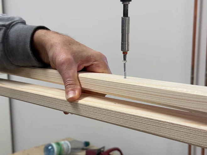 2 Holzlatten werden miteinander verschraubt