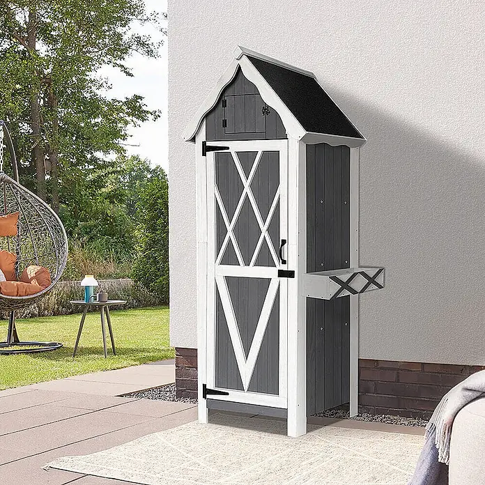 Home Deluxe Geräteschrank YANA XL - Außenbreite inkl. Dachüberstand: 77 cm, Außentiefe inkl. Dachüberstand: 54 cm, Holz, Grau - Hoher dunkelgrauer und weißer Scheunen-Gartenschrank auf einer Terrasse mit kleiner Seitenablage.