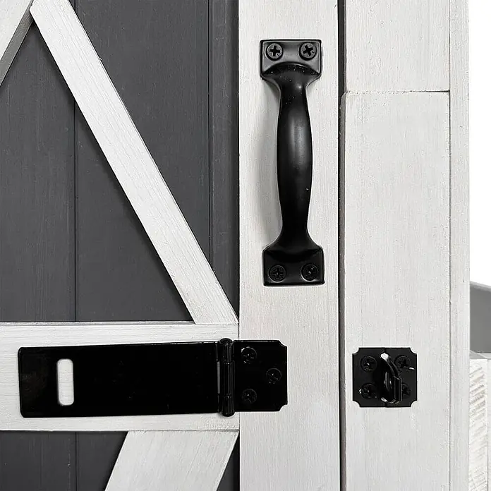 Home Deluxe Geräteschrank YANA XL - Außenbreite inkl. Dachüberstand: 77 cm, Außentiefe inkl. Dachüberstand: 54 cm, Holz, Grau - Schwarzer Metall-Scheunentorgriff, Überfalle und Drehverschluss an einer weiß-grauen Holztür.