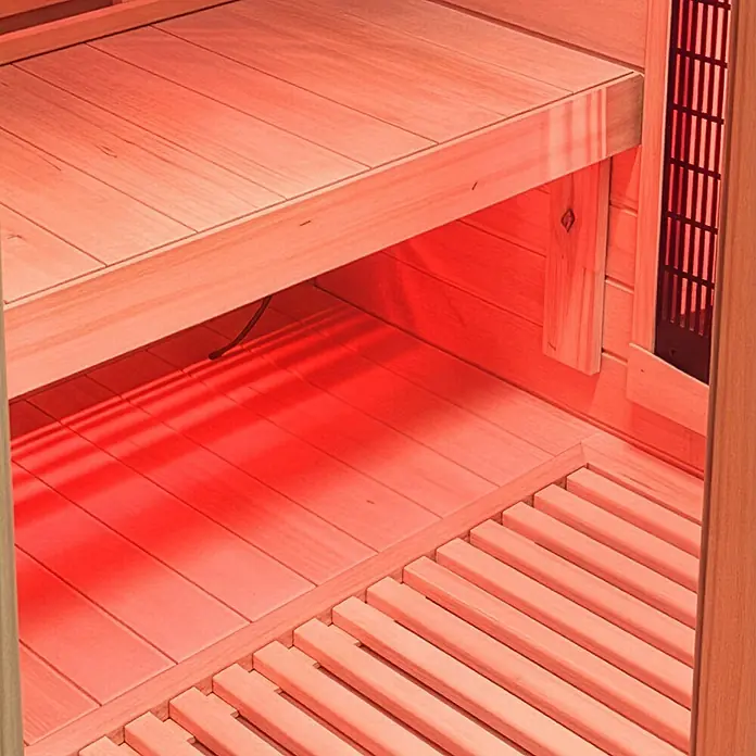 Home Deluxe Elementsauna SONORA S - Sonstige, Steuerung Ofen: Integriert, L x B x H: 90 x 90 x 190 cm - Hölzerner Innenraum einer Infrarotsauna mit rotem Leuchten der Heizungen, inklusive Lattenbänken und Boden.