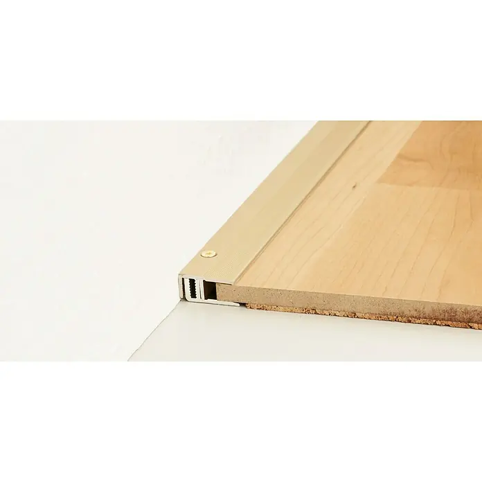 LOGOCLIC Abschlussprofil 222 - Sahara, 0,9 m x 21 mm, Montageart: Schrauben - Helles Laminat mit Übergangsprofil. Das Profil ist aus Aluminium mit einer beigen Oberfläche und einer sichtbaren Schraube zur Befestigung.