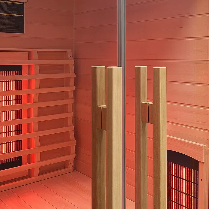 Home Deluxe Elementsauna SONORA S - Sonstige, Steuerung Ofen: Integriert, L x B x H: 90 x 90 x 190 cm - Innenansicht einer hellen Holz-Infrarotsauna mit rot glühenden Heizungen und hölzernen Türgriffen.