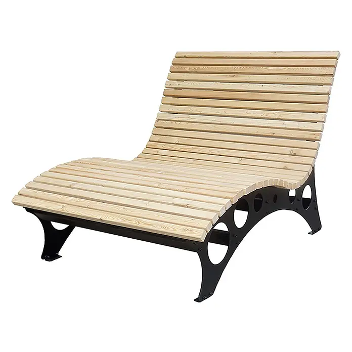Home Deluxe Gartenliege TAIGA B 120 cm - Natur, Holz - Eine Liegebank aus hellen Holzlatten mit geschwungenem Design auf einem dunklen Metallrahmen.