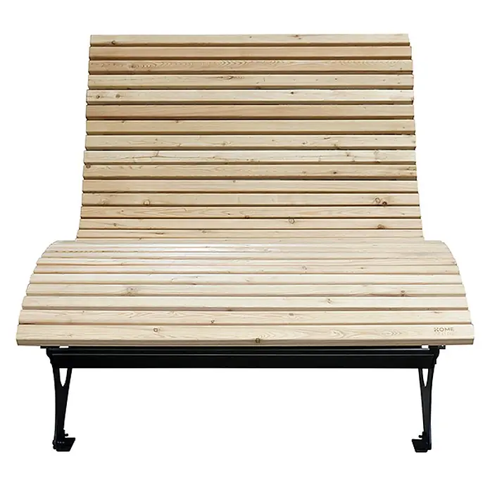 Home Deluxe Gartenliege TAIGA B 120 cm - Natur, Holz - Helle Holzlattenbank mit geschwungener Rückenlehne und Sitzfläche, gestützt von einem schwarzen Metallrahmen.
