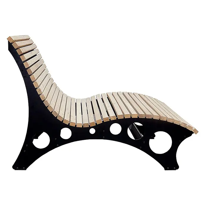 Home Deluxe Gartenliege TAIGA B 120 cm - Natur, Holz - Geschwungener Loungesessel mit Naturholzleisten und schwarzem Metallrahmen, ergonomisch geformt.