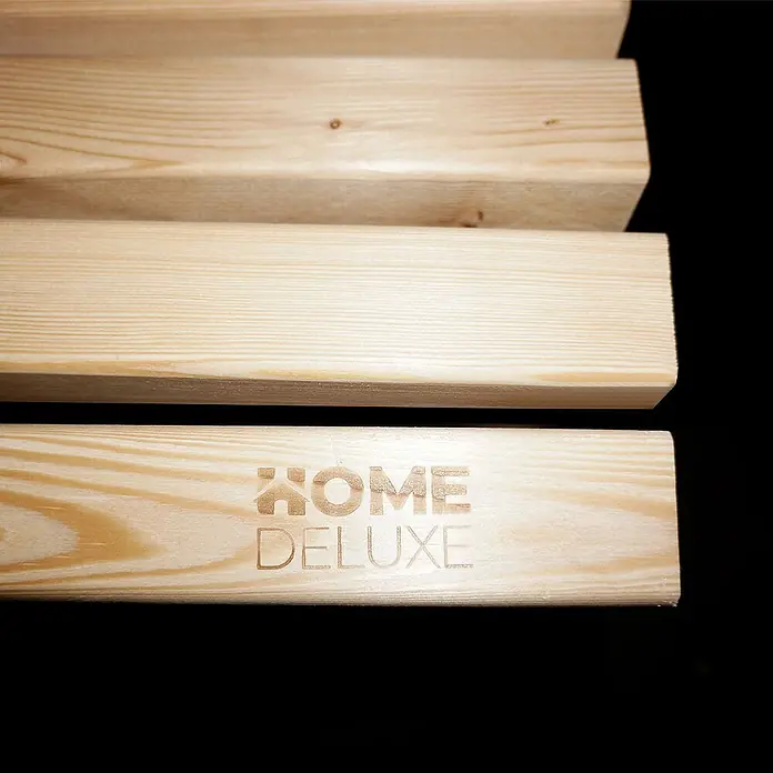 Home Deluxe Gartenliege TAIGA B 120 cm - Natur, Holz - Helle Holzlatten mit Naturmaserung, eine mit 'HOME DELUXE' Gravur.