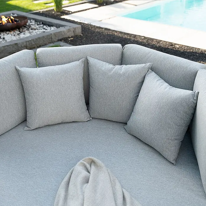 Home Deluxe Gartenliege FLORIDA - Farbe: Grau, Ausführung: nur Daybed - B x T: 170 x 20 cm, Grau, Aluminium - Helles graues Outdoor-Loungesofa mit Kissen und Decke, in einem Außenbereich am Pool.