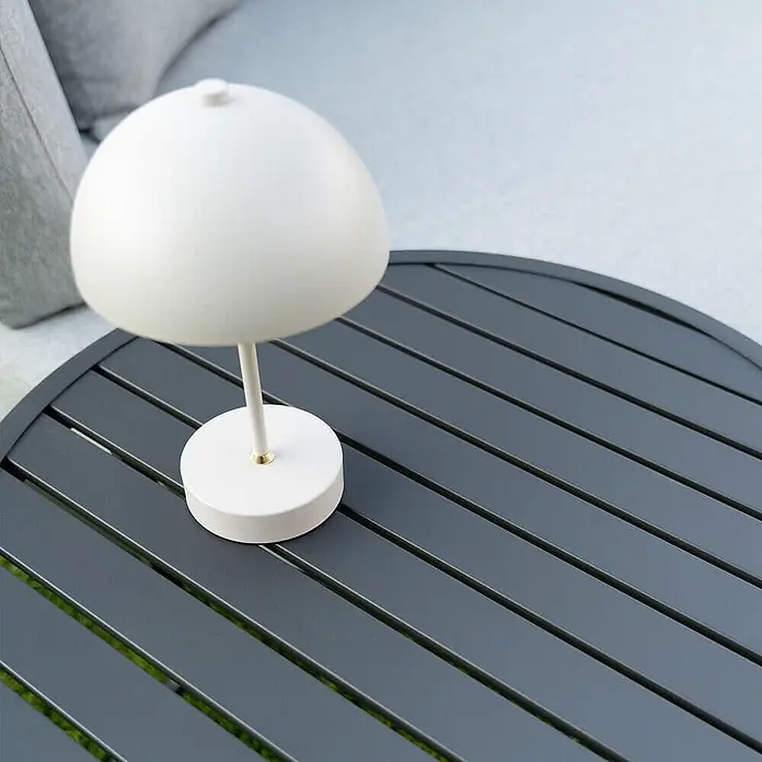 Home Deluxe Gartenliege FLORIDA - Farbe: Grau, Ausführung: nur Daybed - B x T: 170 x 20 cm, Grau, Aluminium - Weiße pilzförmige Tischleuchte mit Goldakzent auf einem dunkelgrauen Lamellen-Außentisch.