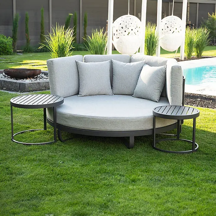 Home Deluxe Gartenliege FLORIDA - Farbe: Grau, Ausführung: nur Daybed - B x T: 170 x 20 cm, Grau, Aluminium - Rundes Outdoor-Tagesbett mit grauen Polstern und dunklem Metallrahmen, flankiert von zwei passenden Beistelltischen.