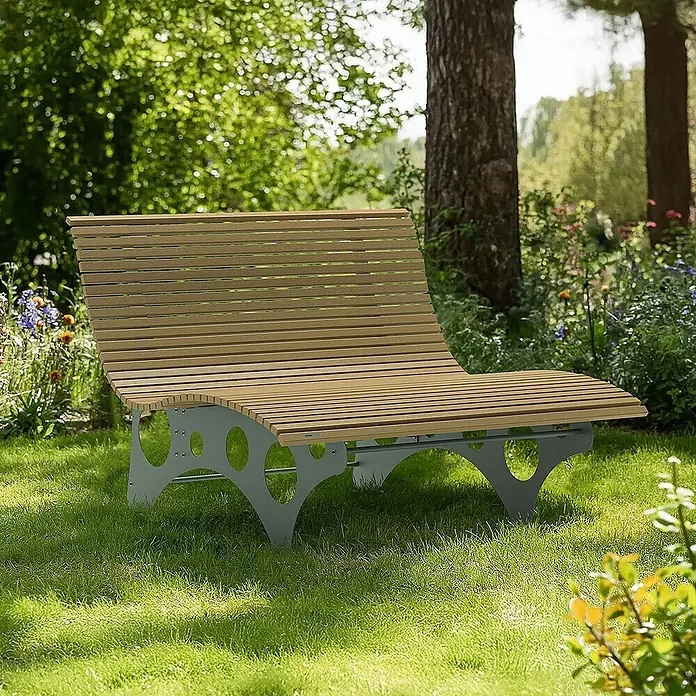 Home Deluxe Gartenliege NIRA - Teak - Breite 148 cm - Teak, Holz - Moderne Holz-Gartenliege mit grauem Metallrahmen auf Gras in sonniger Gartenumgebung.