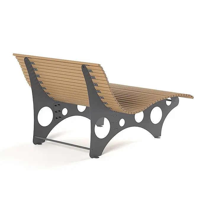 Home Deluxe Gartenliege NIRA - Teak - Breite 148 cm - Teak, Holz - Moderne Parkbank mit gebogener, lattenförmiger Holzfläche und Rückenlehne, gestützt von dunkelgrauen Metallrahmen mit Kreisausschnitten.