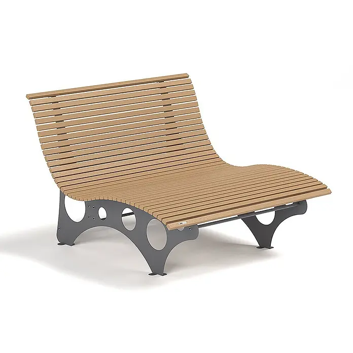 Home Deluxe Gartenliege NIRA - Teak - Breite 148 cm - Teak, Holz - Geschwungene Outdoor-Liegebank mit hellbraunen Holzlatten und dunkelgrauem Metallgestell.