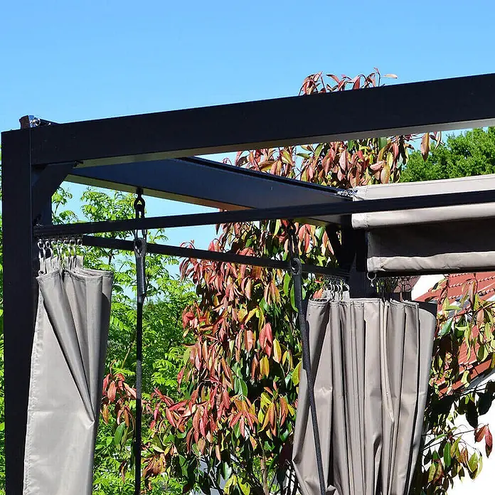 Home Deluxe Gartenliege PROVENCE inkl. Regenabdeckung - Anthrazit, Stahl - Schwarzes Metall-Pergola-Gestell mit beigegraue Seitenwänden und ausziehbarer Markise im Garten.