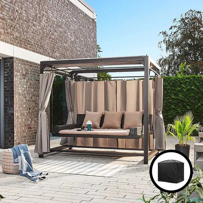 Home Deluxe Gartenliege PROVENCE inkl. Regenabdeckung - Anthrazit, Stahl - Ein elegantes Outdoor-Schaukelbett mit dunkelgrauem Gestell und beigen Kissen und Vorhängen, auf einer Terrasse zum Entspannen.