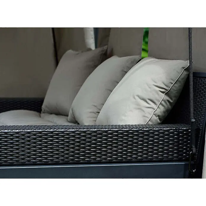 Home Deluxe Gartenliege PROVENCE inkl. Regenabdeckung - Anthrazit, Stahl - Nahaufnahme einer dunkelgrauen Rattan-Outdoor-Liege mit hellgrauen Kissen, bereit zum bequemen Entspannen.