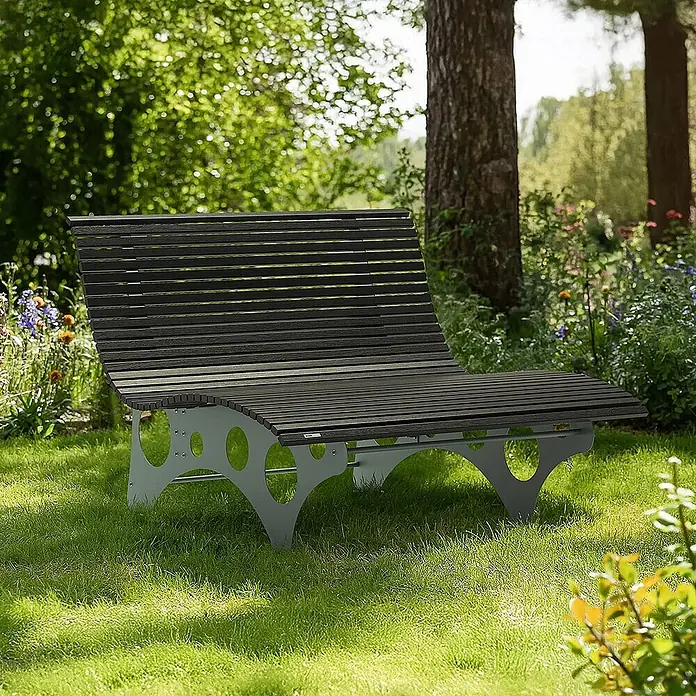 Home Deluxe Gartenliege NIRA - Anthrazit - Breite 148 cm - Anthrazit, Holz - Moderne dunkelgraue Gartenliegebank mit Lattenrost und hellgrauen Metallstützen in sonnigem Garten.