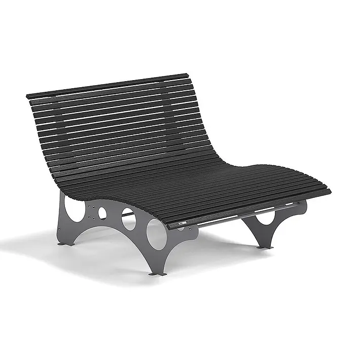 Home Deluxe Gartenliege NIRA - Anthrazit - Breite 148 cm - Anthrazit, Holz - Dunkelgraue Lattenliegebank mit geschwungener Rückenlehne und Sitzfläche auf grauen Metallbeinen.