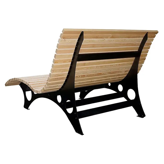 Home Deluxe Gartenliege TAIGA B 150 cm - Natur, Holz - Gebogene Gartenbank mit hellen Holzlatten und schwarzem Metallgestell, von hinten-seitlich gesehen.