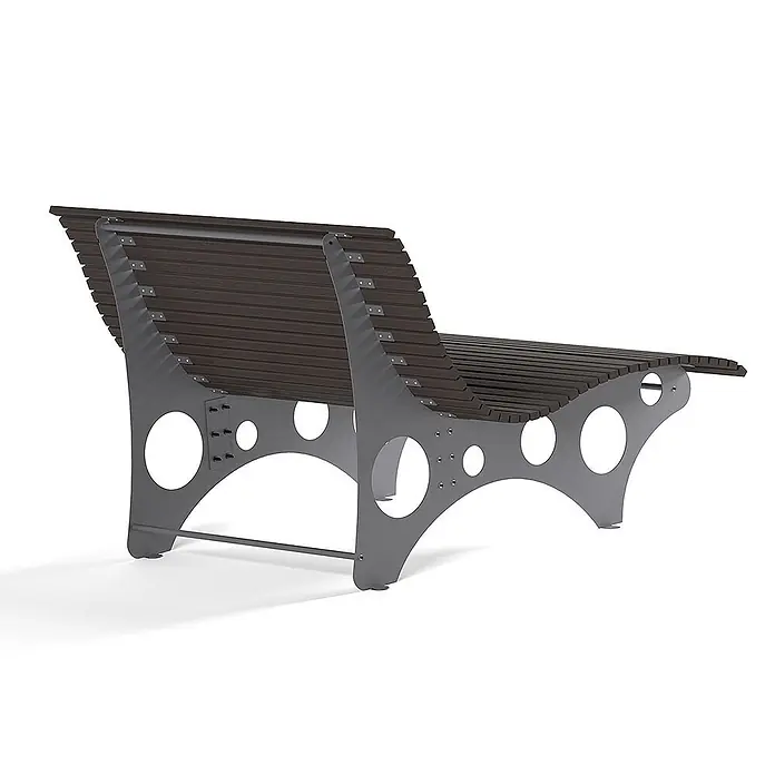 Home Deluxe Gartenliege NIRA - Nussbaum - Breite 148 cm - Nussbaum, Holz - Moderne Outdoor-Bank mit dunkelbraunem Lattenrost und Rückenlehne, sowie grauem Metallrahmen mit runden Aussparungen.