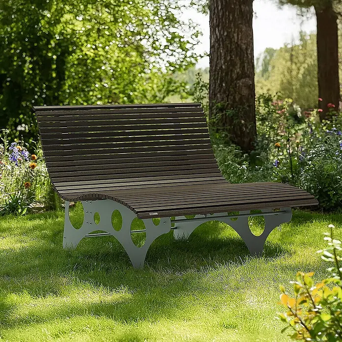 Home Deluxe Gartenliege NIRA - Nussbaum - Breite 148 cm - Nussbaum, Holz - Dunkelbraune Latten-Gartenliege mit hellgrauem Metallgestell, im Freien platziert.
