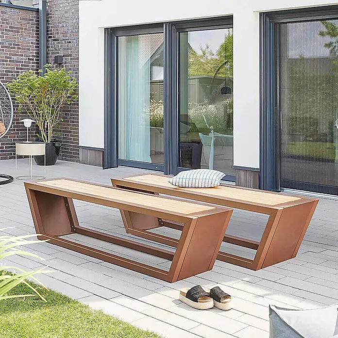 Home Deluxe Gartentisch-Set KOBON - 2x Bank - Gesamtumfang: 2 -tlg., L x B x H: 40 x 194,5 x 46 cm - Zwei moderne braune Outdoor-Bänke mit hellen Holzlatten auf einer Terrasse, eine mit Kissen, für stilvolles Sitzen im Freien.