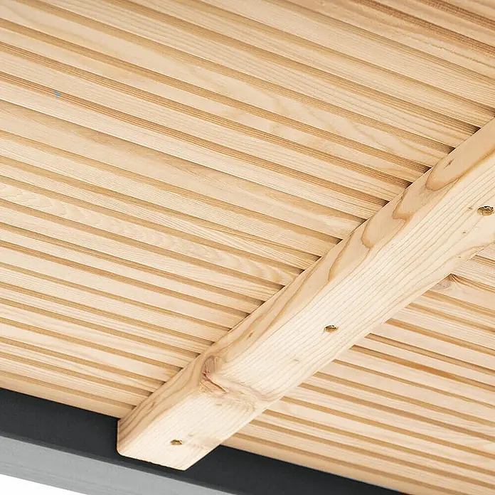 Home Deluxe Gartentisch-Set KOBON - Farbe: Anthrazit, Ausführung: 1 x Bank - Gesamtumfang: 1 -tlg. - Nahaufnahme einer hellen Holzlamellendecke mit diagonalem Holzstützbalken. Naturholz-Finish.
