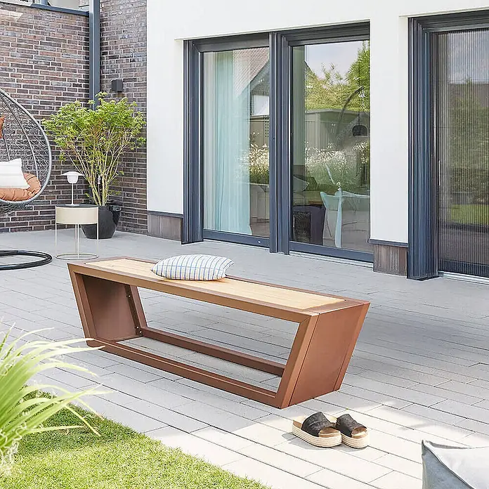 Home Deluxe Gartentisch-Set KOBON - 1x Bank - Gesamtumfang: 1 -tlg. - Moderne Outdoor-Bank mit angewinkeltem braunem Rahmen und Holzplatte auf einer Terrasse.