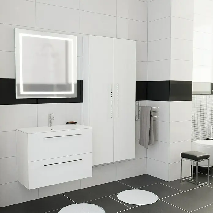 Camargue Espacio Badmöbel-Set O1 - 160 cm, Mira - Ein helles Badezimmer mit einem modernen Waschtisch, einem beleuchteten Spiegel und einem weißen Hochschrank. Der Raum strahlt Sauberkeit und Stil aus.