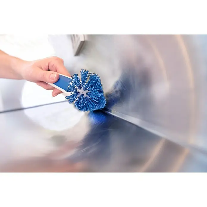 Unger Eckreinigungsbürste - Länge: 20 cm, Material Borsten: Nylon - Nahaufnahme einer Hand, die mit einer blauen Rundbürste eine Edelstahloberfläche reinigt.