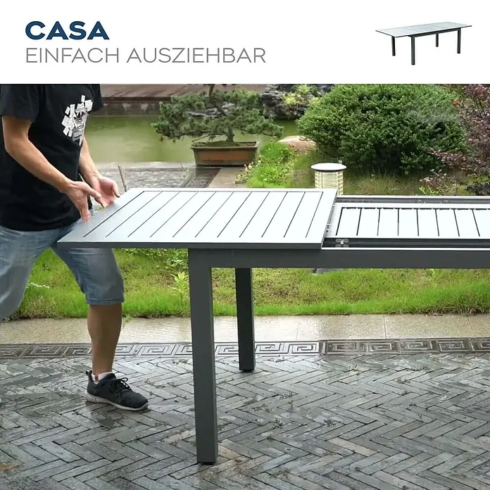 Home Deluxe Gartentisch-Set CASA MADERA - Tisch inkl. 8 Stühlen - Gesamtumfang: 9 -tlg., L x B x H: 100 x 160 x 74 cm, Ausziehbar - Grauer, ausziehbarer Gartentisch mit Lamellen-Tischplatte, der gerade von einer Person verlängert wird.